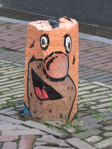 838837 Afbeelding van een beschilderd parkeerpaaltje ter hoogte van het pand Telingstraat 9bis te Utrecht.N.B. Het ...